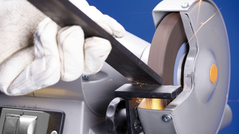 Universal - Materiais processáveis: Aço inoxidável (INOX), ferro fundido, aço