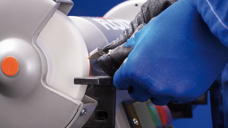 HSS - Materiais processáveis: Aços cementados, aços endurecidos e temperados com mais de 1.200 N/ mm2 (< 38 HRC), aços para ferramentas