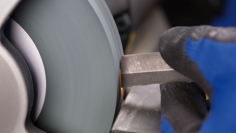 Carbide - Materiais processáveis: Aços temperados, tratados com calor, com mais de 1.200 N/mm2 (< 38 HRC), vidro, carboneto de tungstênio, materiais de aço com uma dureza > 54 HRC