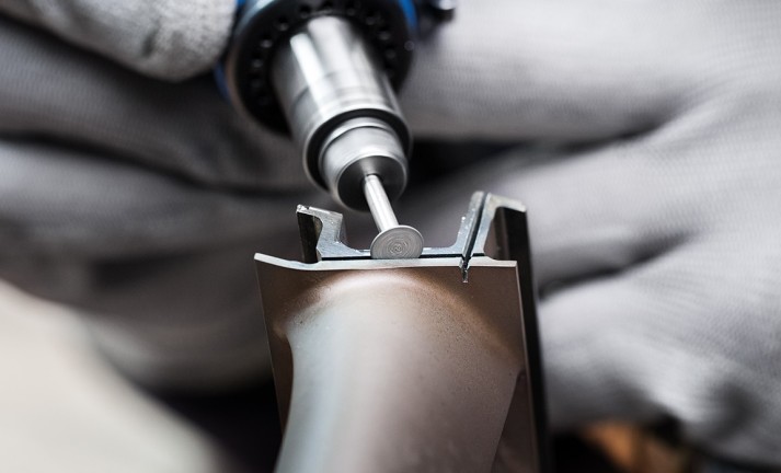 Cleaning and machining of slots with diamond grinding points.