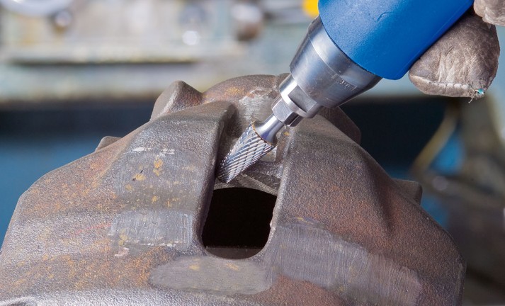 Frässtifte der Zahnung TOUGH eignen sich auch für das Ausfräsen enger Konturen ohne Ausbrüche an den Zahnspitzen zu erzeugen.