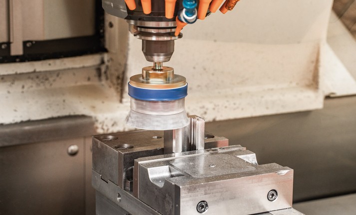 Rebarbação com uma Escova Composta em disco para uso estacionário.