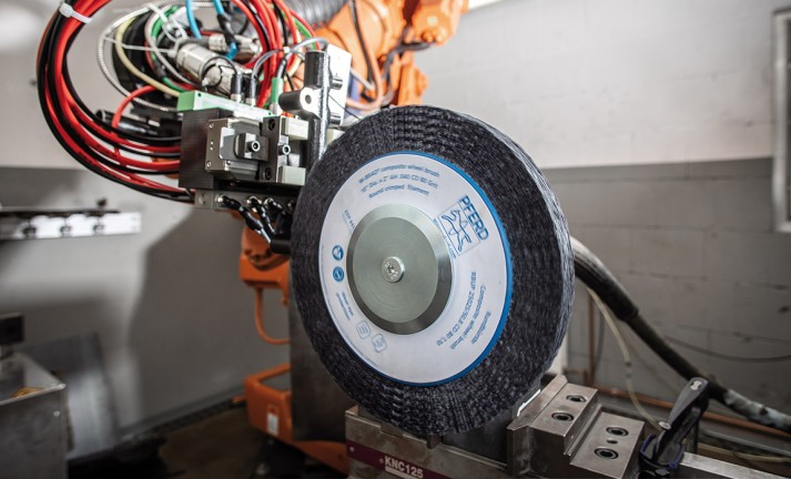 Escovas Compostas em disco com filamento plástico em aplicação robotizada.