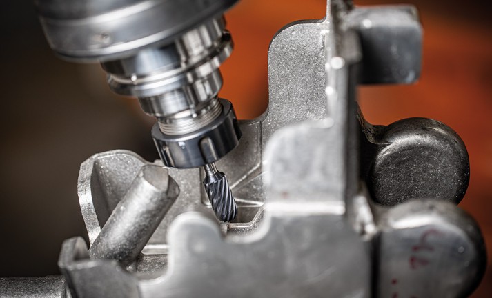 Limas rotativas em metal duro no formato cilíndrico com raio frontal e cobertura HICOAT em aplicação robotizada.