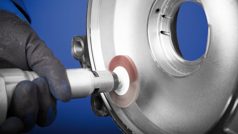 L’uso frontale è possibile anche molto vicino agli spigoli e negli angoli, grazie alla struttura piatta del corpo dell’utensile.