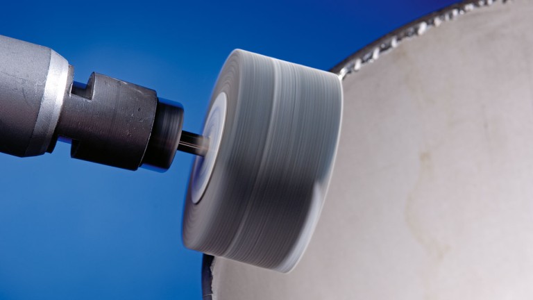 Asportazione di materiale elevata e costante per tutta la durata dell’utensile perché l’abrasivo a contatto con il pezzo è sempre nuovo e tagliente.